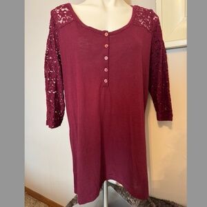 EUC Torrid Hi Low Tunic Burgundy Lace Floral Buttons 3/4 Sleeve Top Size 2x